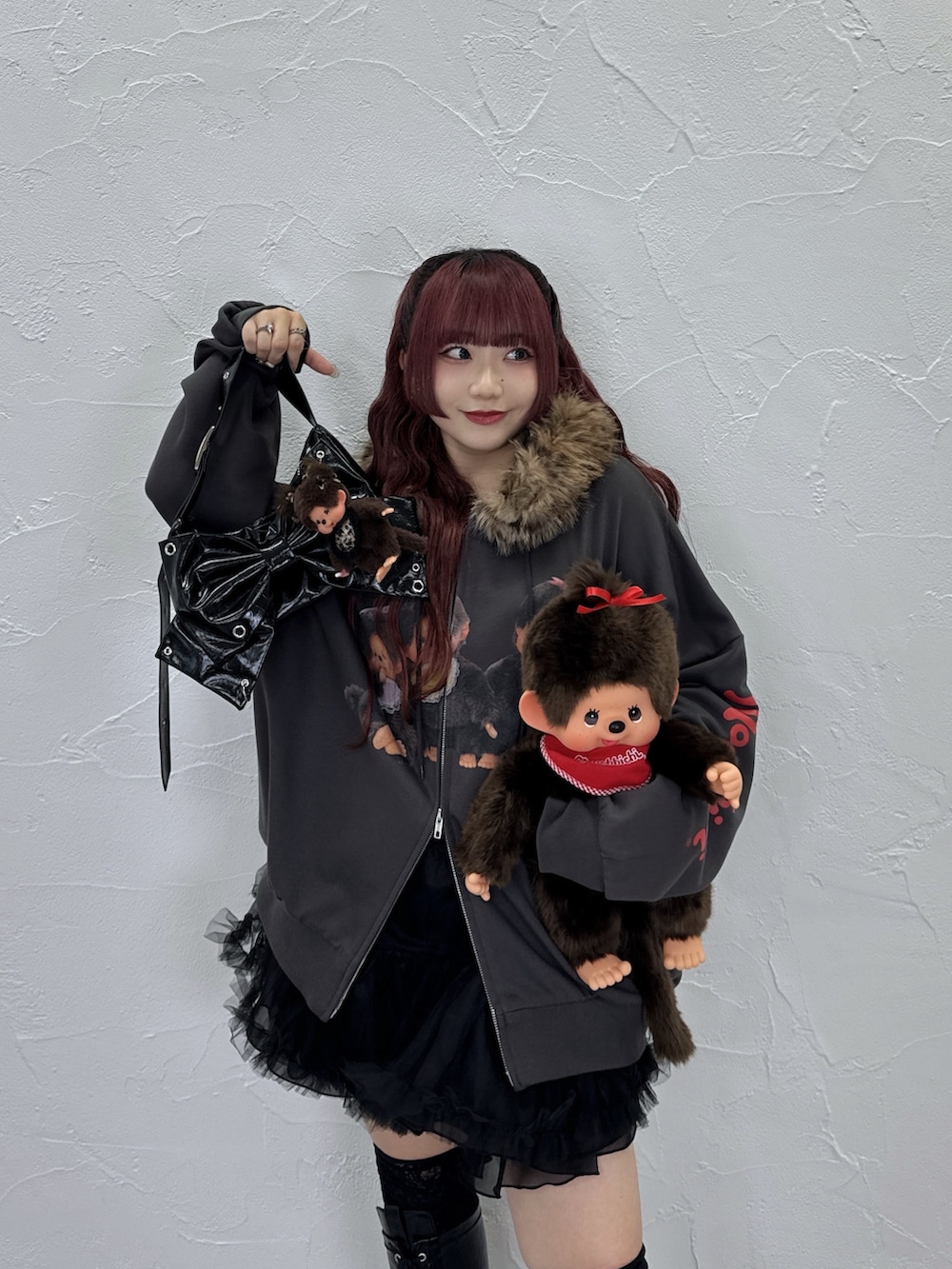 ブラック系のパーカー、ブラック系のスカート、ブラック系のショルダーバッグを着用したレディースの夏コーディネートの4枚目の写真