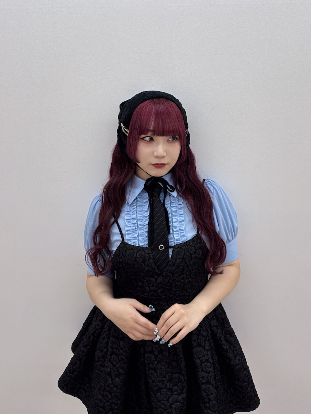 ブラック系のネクタイ、ブラック系のチュニック、ブルー系のシャツ/ブラウスを着用したレディースの春コーディネートの3枚目の写真