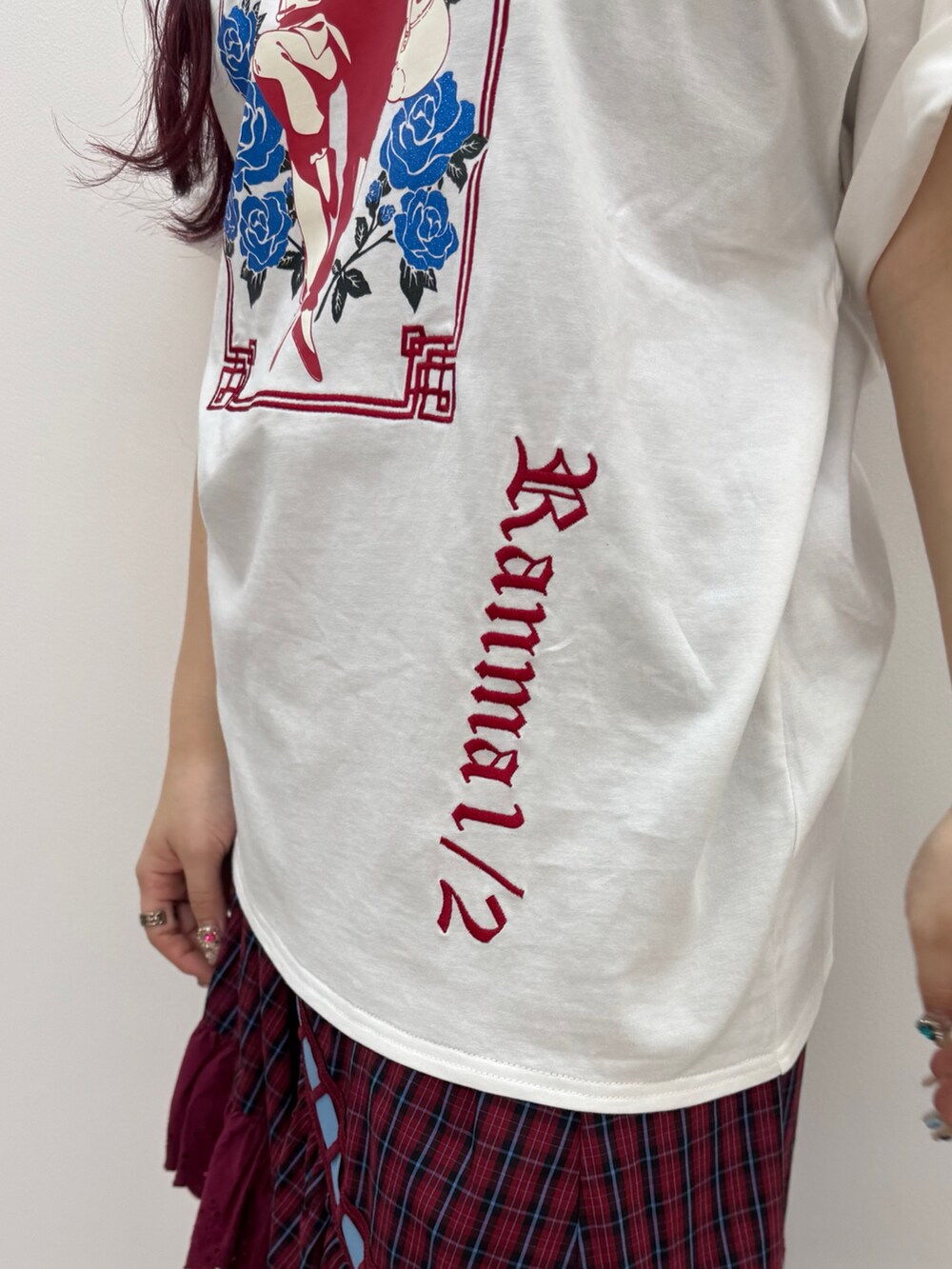 ホワイト系のTシャツ/カットソー、レッド系のスカートを着用したレディースの春コーディネートの3枚目の写真