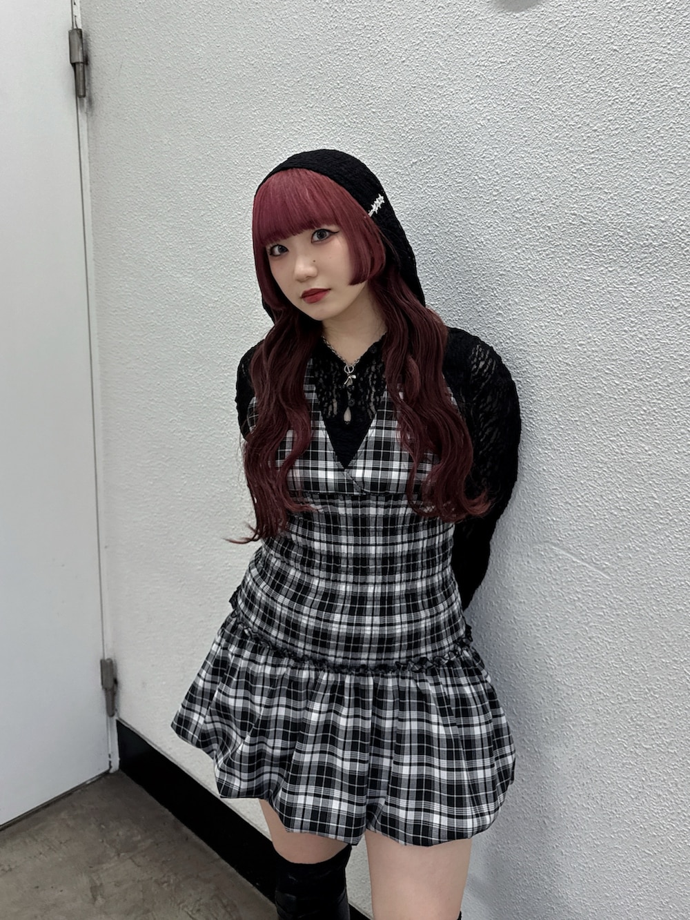 ブラック系のTシャツ/カットソー、ブラック系のワンピースを着用したレディースの夏コーディネートの3枚目の写真