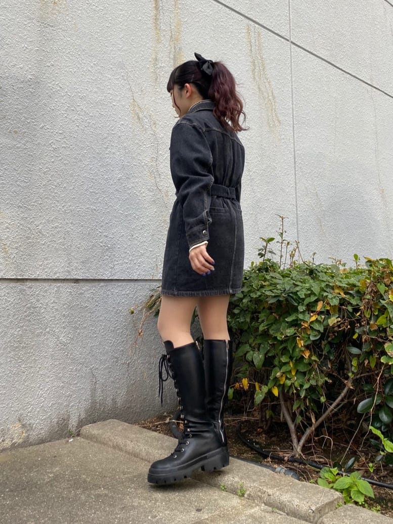 ブラック系のワンピース、ブラック系のブーツ、その他のニット/セーターを着用したレディースの秋コーディネートの2枚目の写真