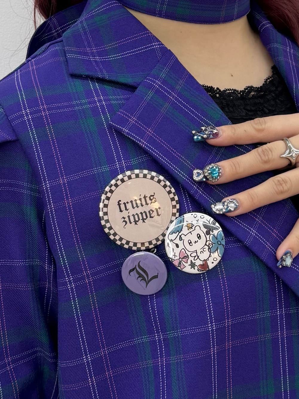 ブラック系のタンクトップ、ブラック系のブーツ、パープル系のスカートを着用したレディースの冬コーディネートの4枚目の写真