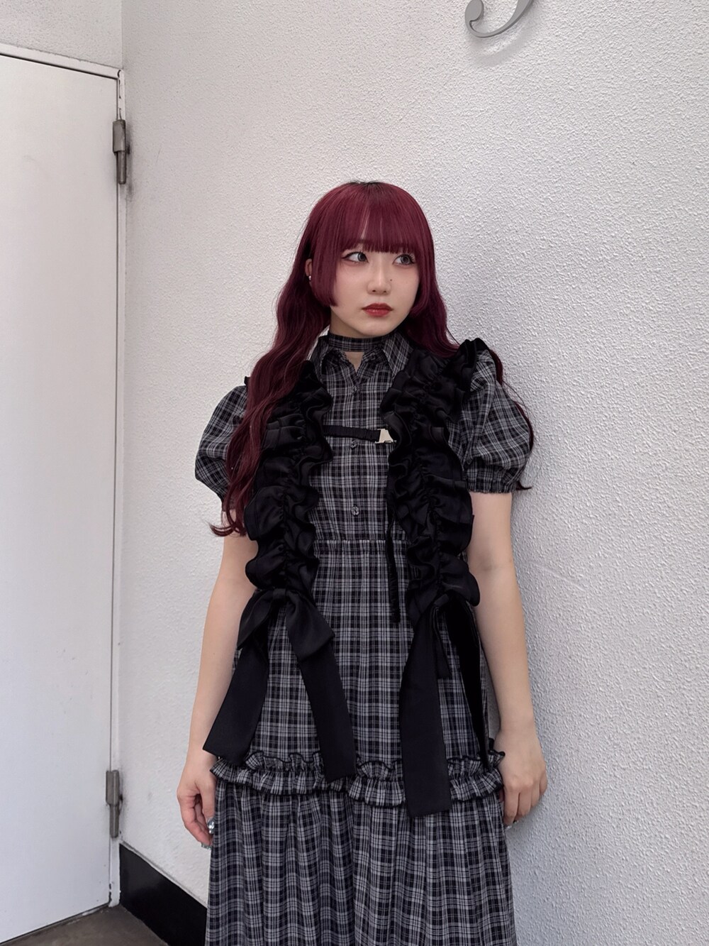 ブラック系のワンピース、ブラック系のベルトを着用したレディースの春コーディネートの2枚目の写真