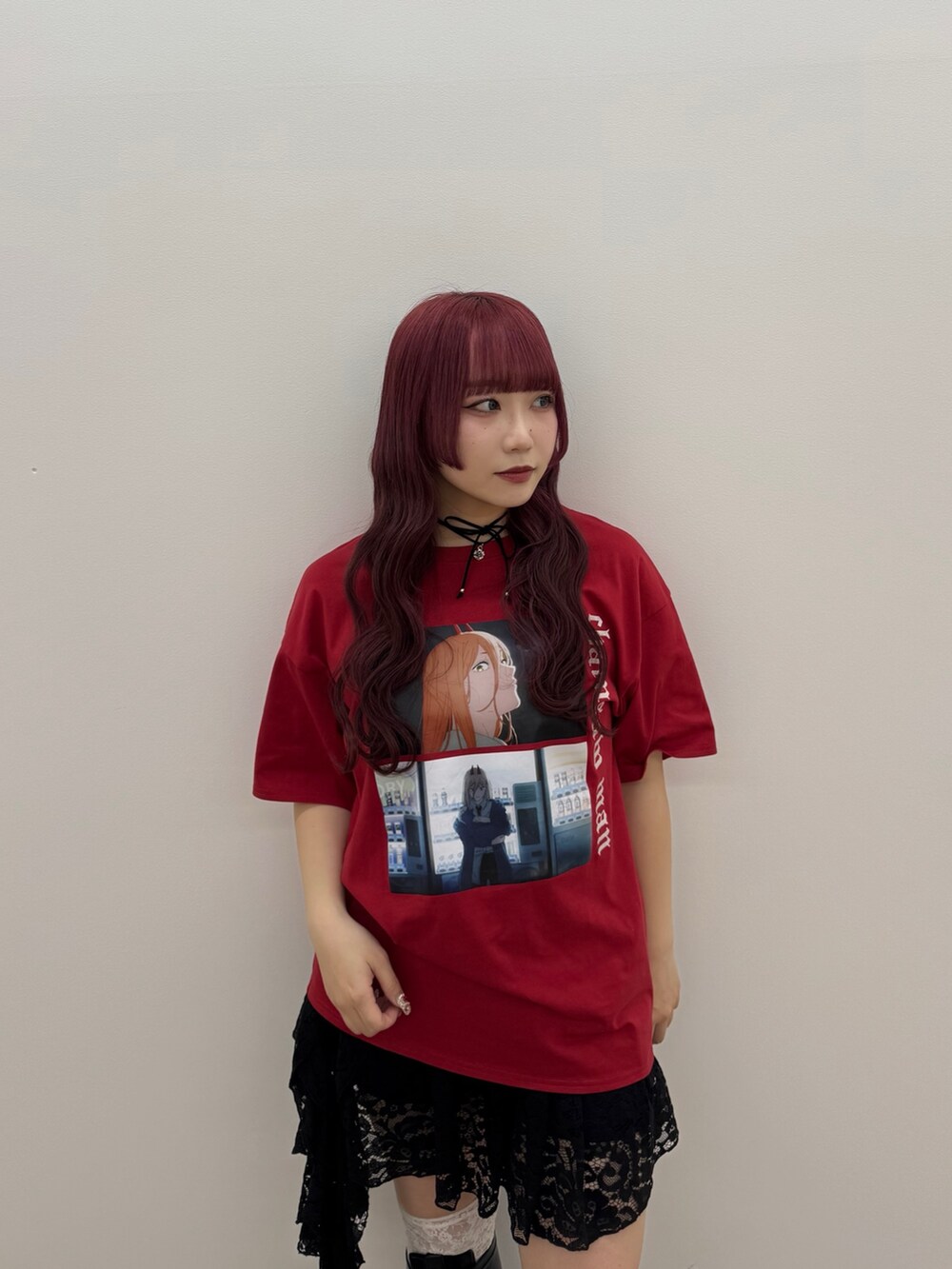 レッド系のTシャツ/カットソー、ブラック系のチョーカーを着用したレディースの春コーディネートの2枚目の写真