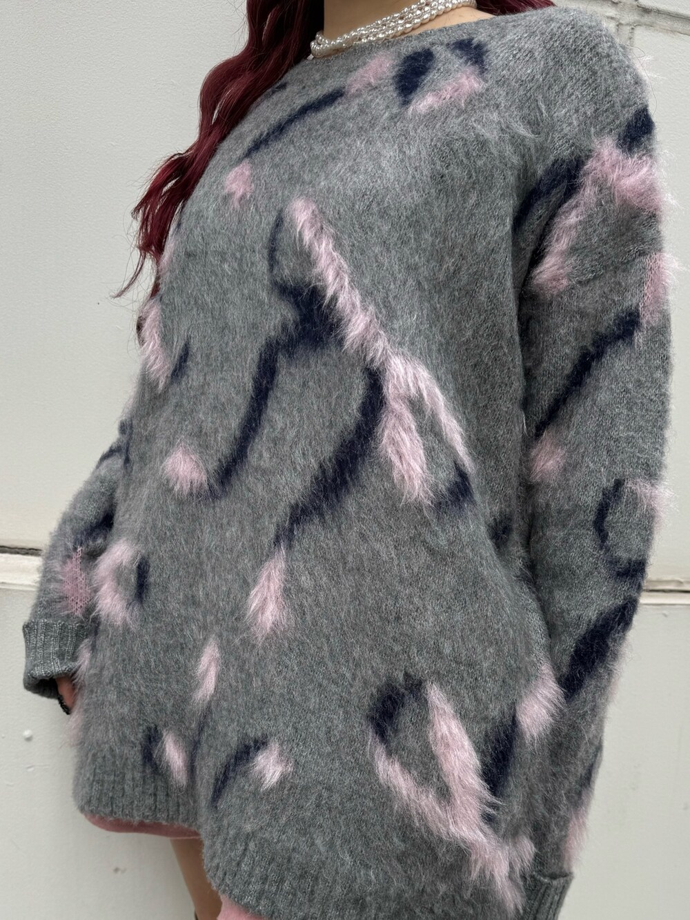 グレー系のニット/セーター、ピンク系のスカート、ホワイト系のブーツを着用したレディースの秋コーディネートの5枚目の写真