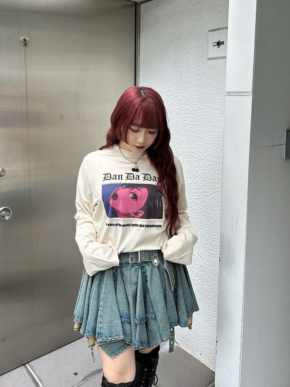 ホワイト系のTシャツ/カットソー、ブラウン系のテーラードジャケット、ブルー系のデニムスカートを着用したレディースの夏コーディネートの5枚目の写真