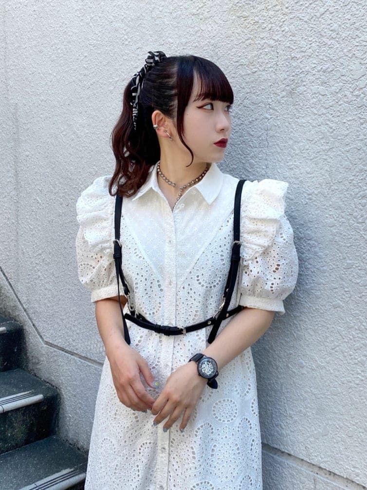 ホワイト系のワンピース、ブラック系のベルトを着用したレディースの夏コーディネートの2枚目の写真