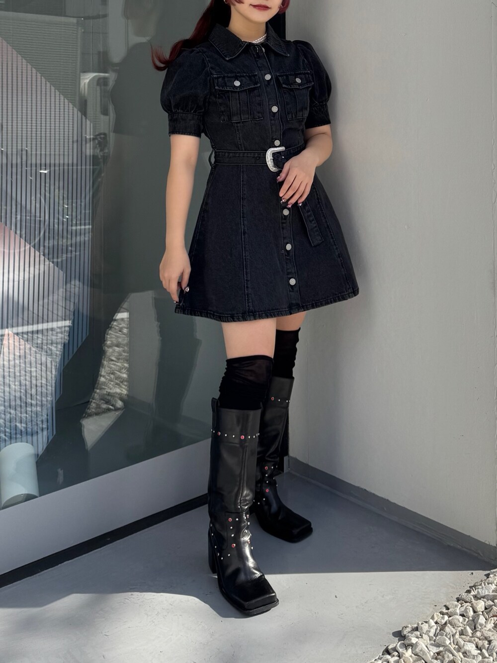 ブラック系のワンピース、ブラック系のブーツを着用したレディースの冬コーディネートの2枚目の写真