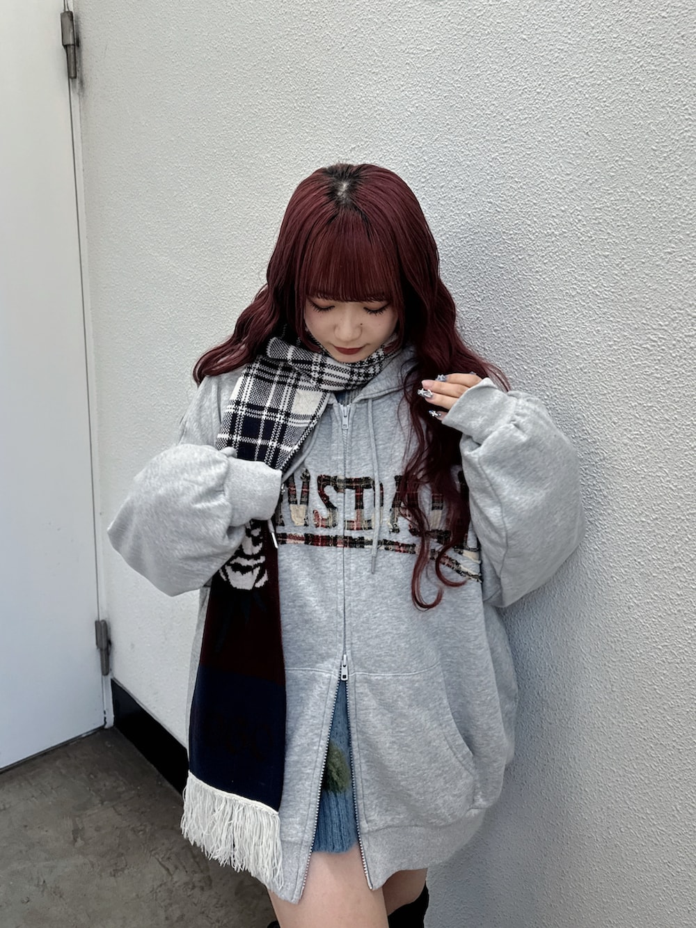 グレー系のパーカー、ブルー系のマフラーを着用したレディースの夏コーディネートの4枚目の写真