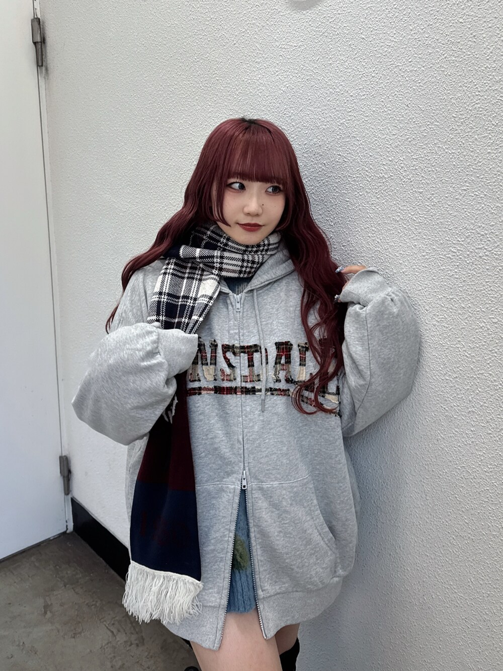 グレー系のパーカー、ブルー系のマフラーを着用したレディースの夏コーディネートの3枚目の写真