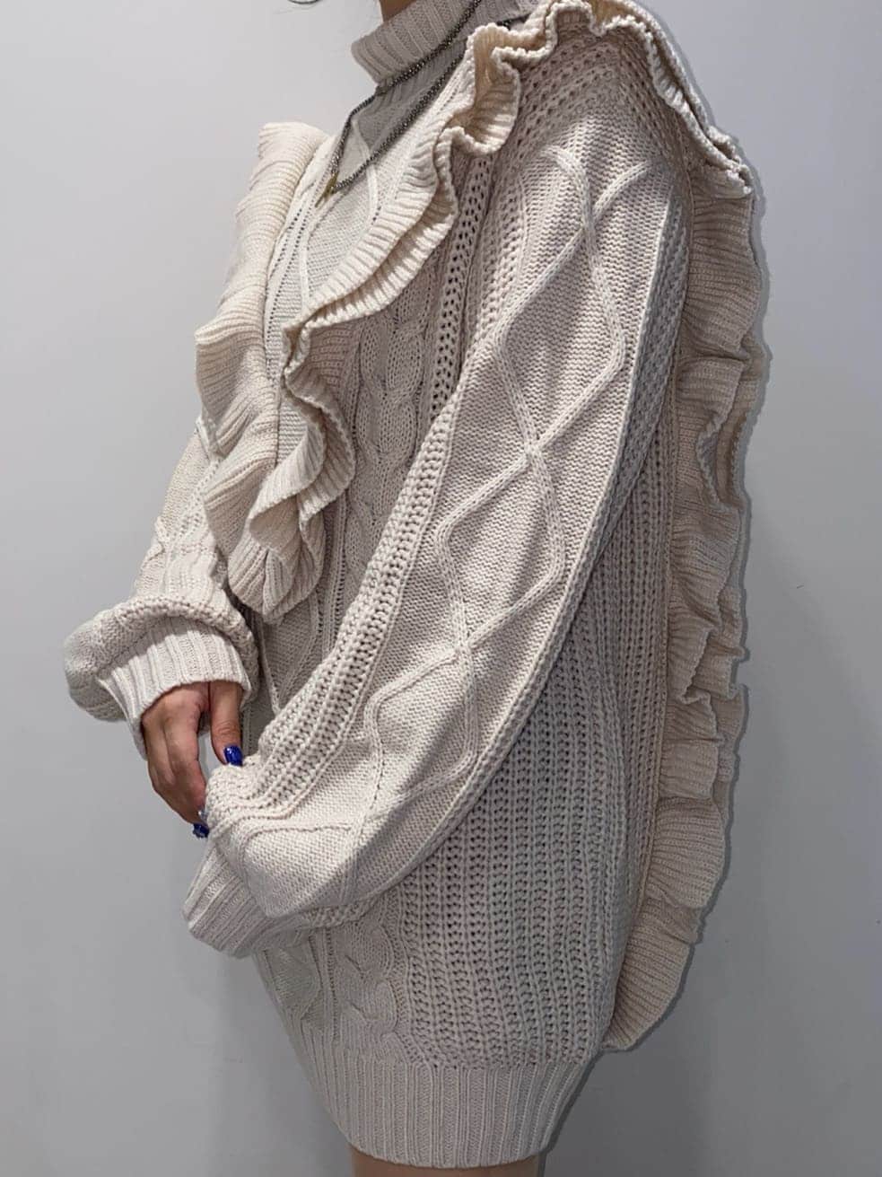 ホワイト系のニット/セーター、ホワイト系のブーツを着用したレディースの秋コーディネートの5枚目の写真