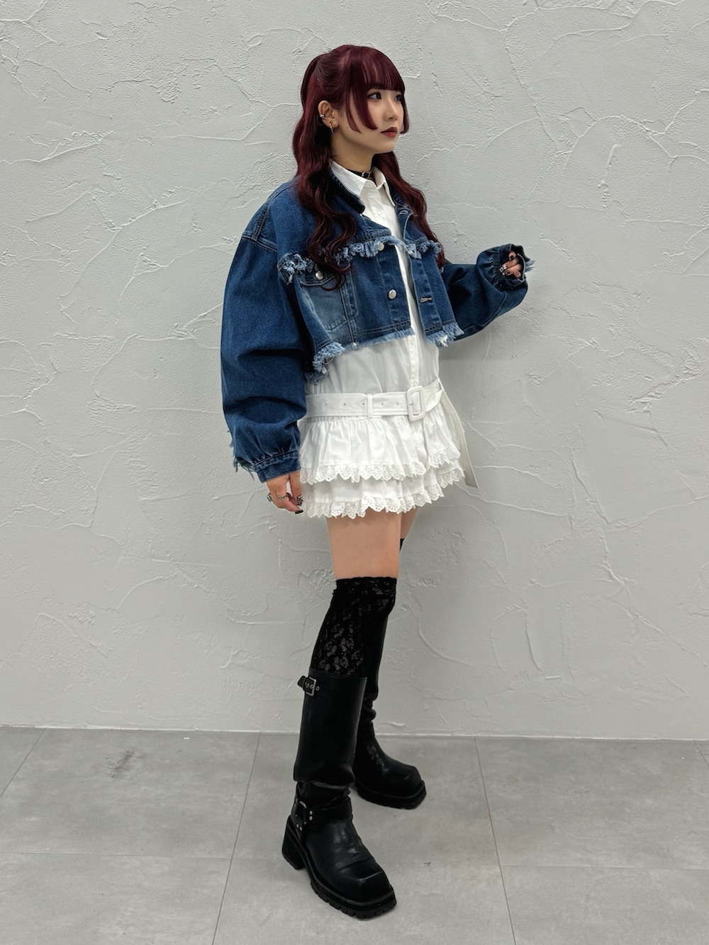 ブラック系のデニムジャケット、ホワイト系のシャツ/ブラウス、ブラック系のチョーカーを着用したレディースの秋コーディネートの2枚目の写真