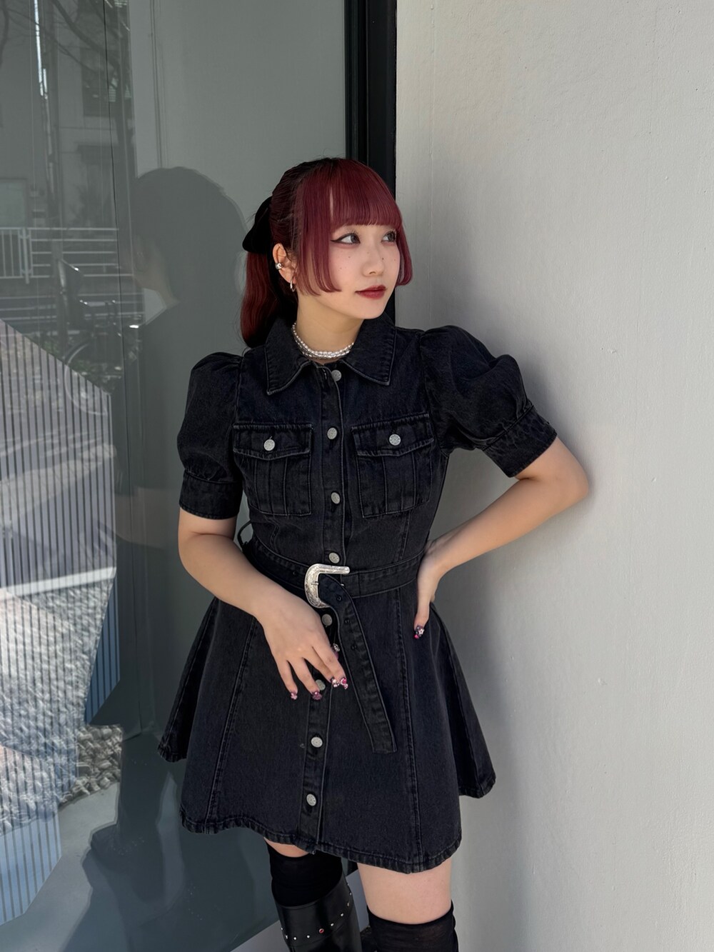 ブラック系のワンピース、ブラック系のブーツを着用したレディースの冬コーディネートの3枚目の写真