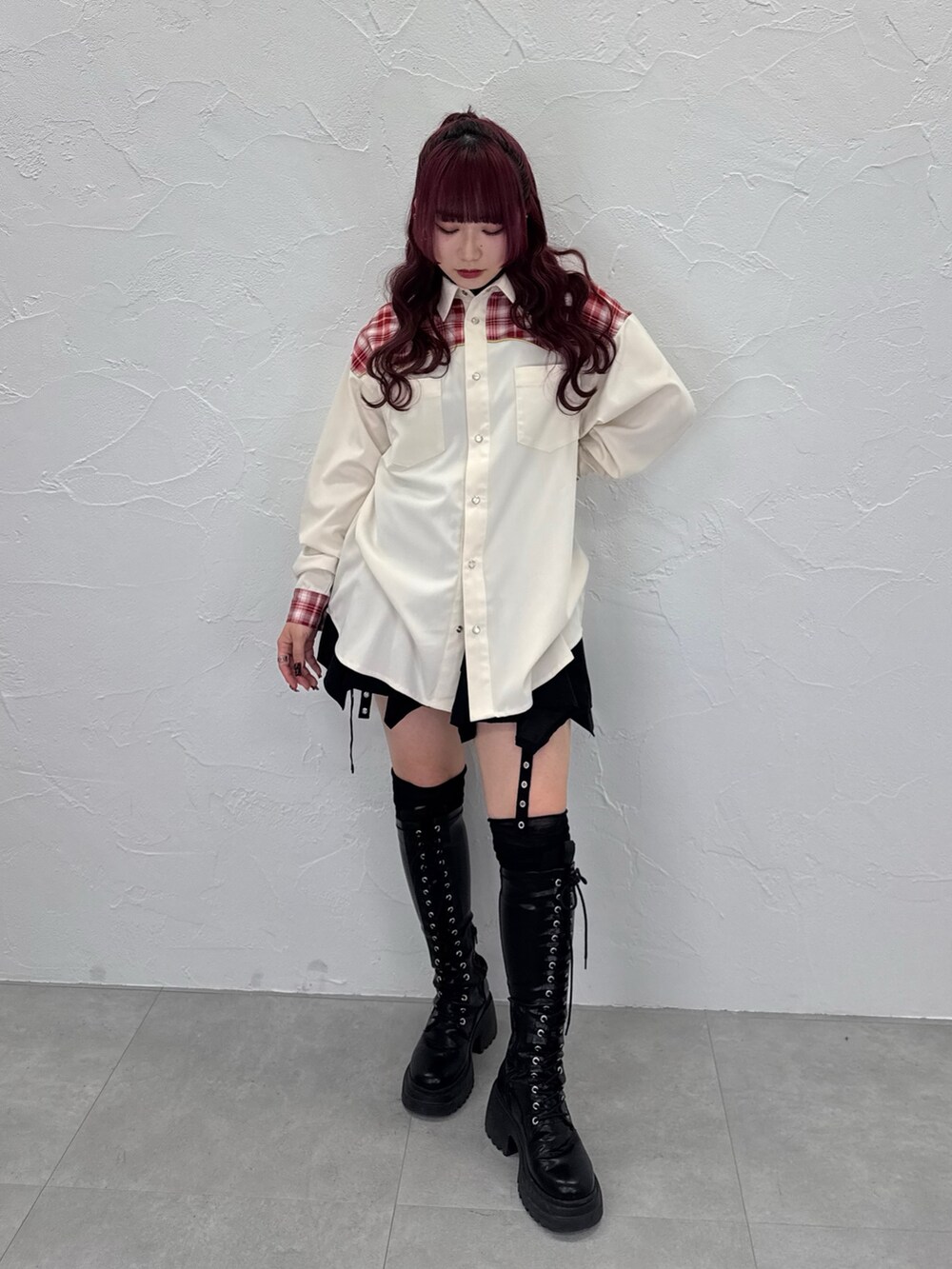 ブラウン系のシャツ/ブラウス、ホワイト系のシャツ/ブラウス、ブラック系のスカートを着用したレディースの春コーディネートの4枚目の写真