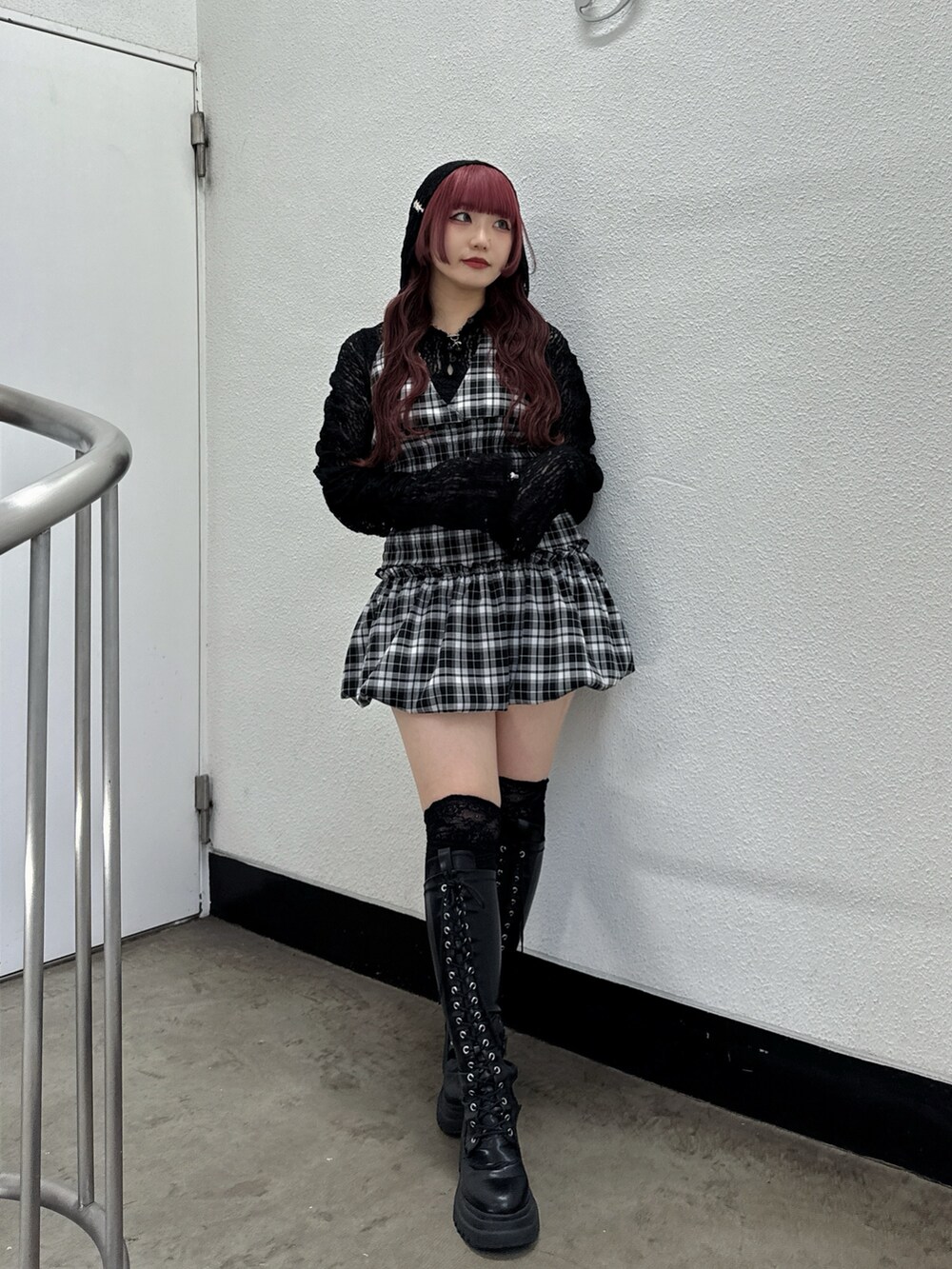 ブラック系のTシャツ/カットソー、ブラック系のワンピースを着用したレディースの夏コーディネートの2枚目の写真