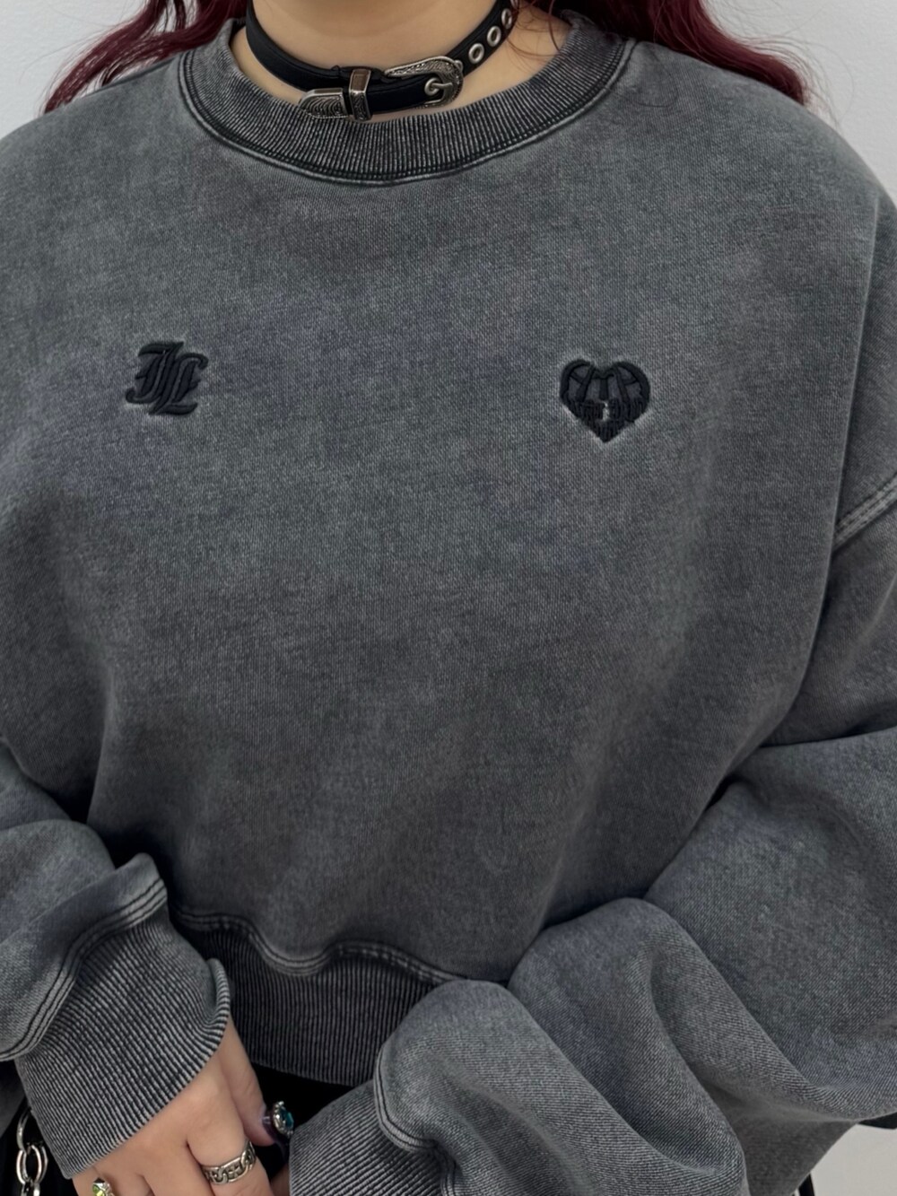 シルバー系のハンドバッグ、ブラック系のスウェットを着用したレディースの冬コーディネートの4枚目の写真