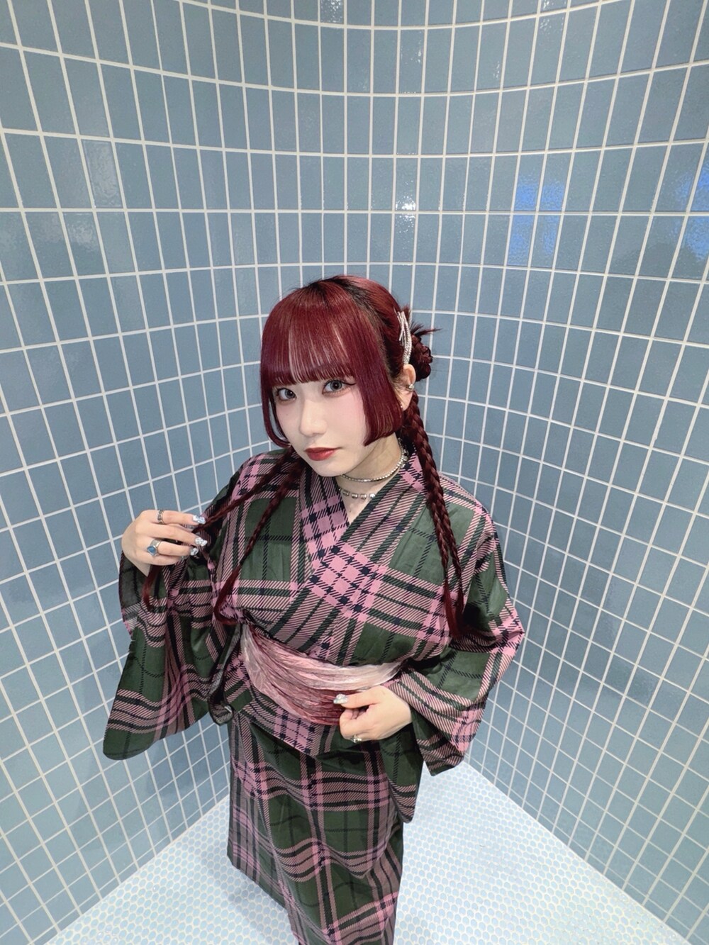 グリーン系の浴衣を着用したレディースの春コーディネートの4枚目の写真