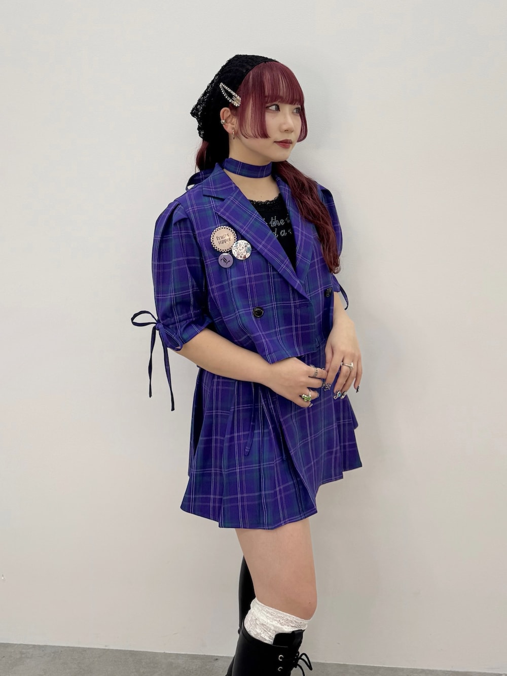 ブラック系のタンクトップ、ブラック系のブーツ、パープル系のスカートを着用したレディースの冬コーディネートの3枚目の写真