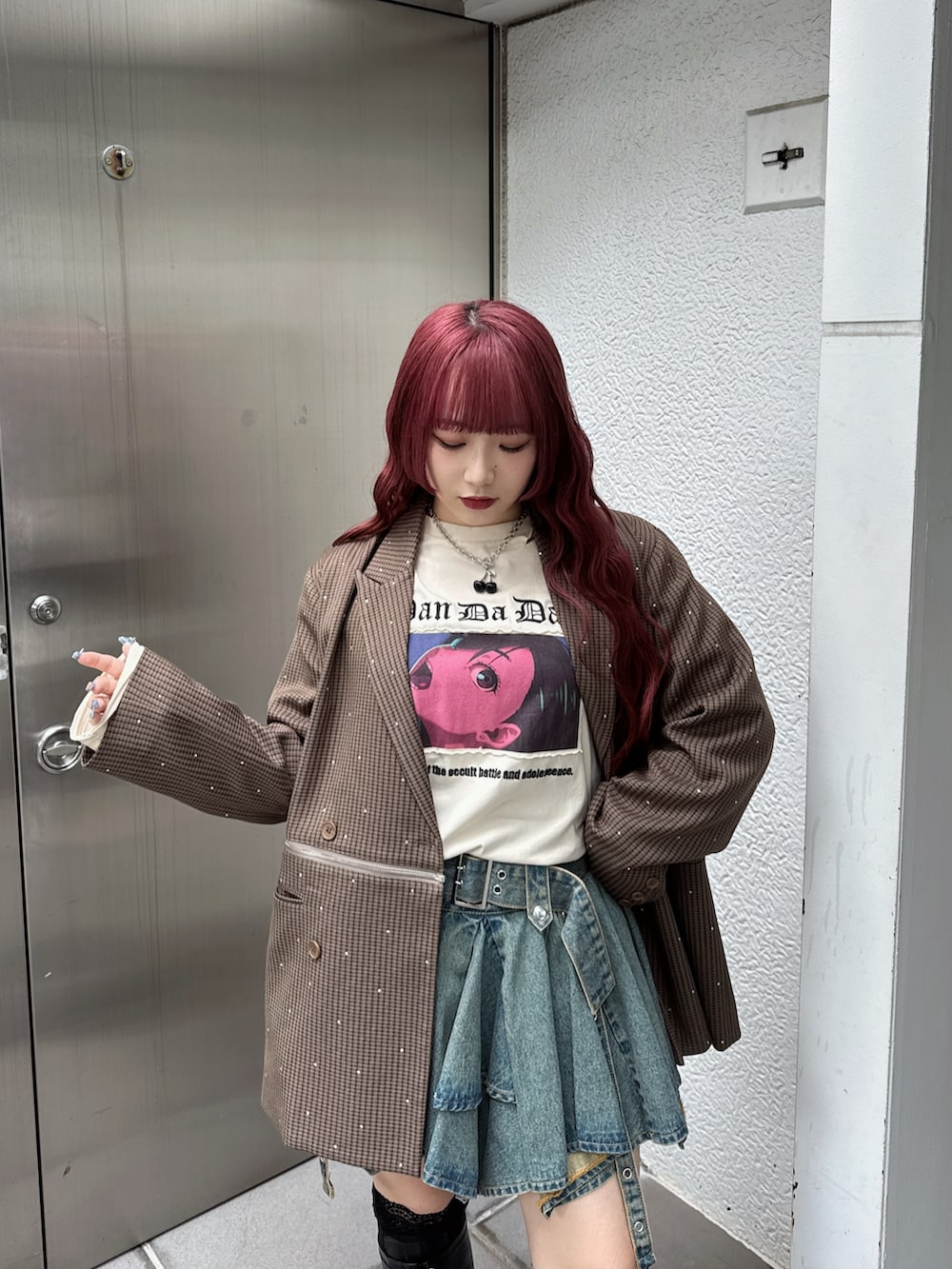 ホワイト系のTシャツ/カットソー、ブラウン系のテーラードジャケット、ブルー系のデニムスカートを着用したレディースの夏コーディネートの2枚目の写真