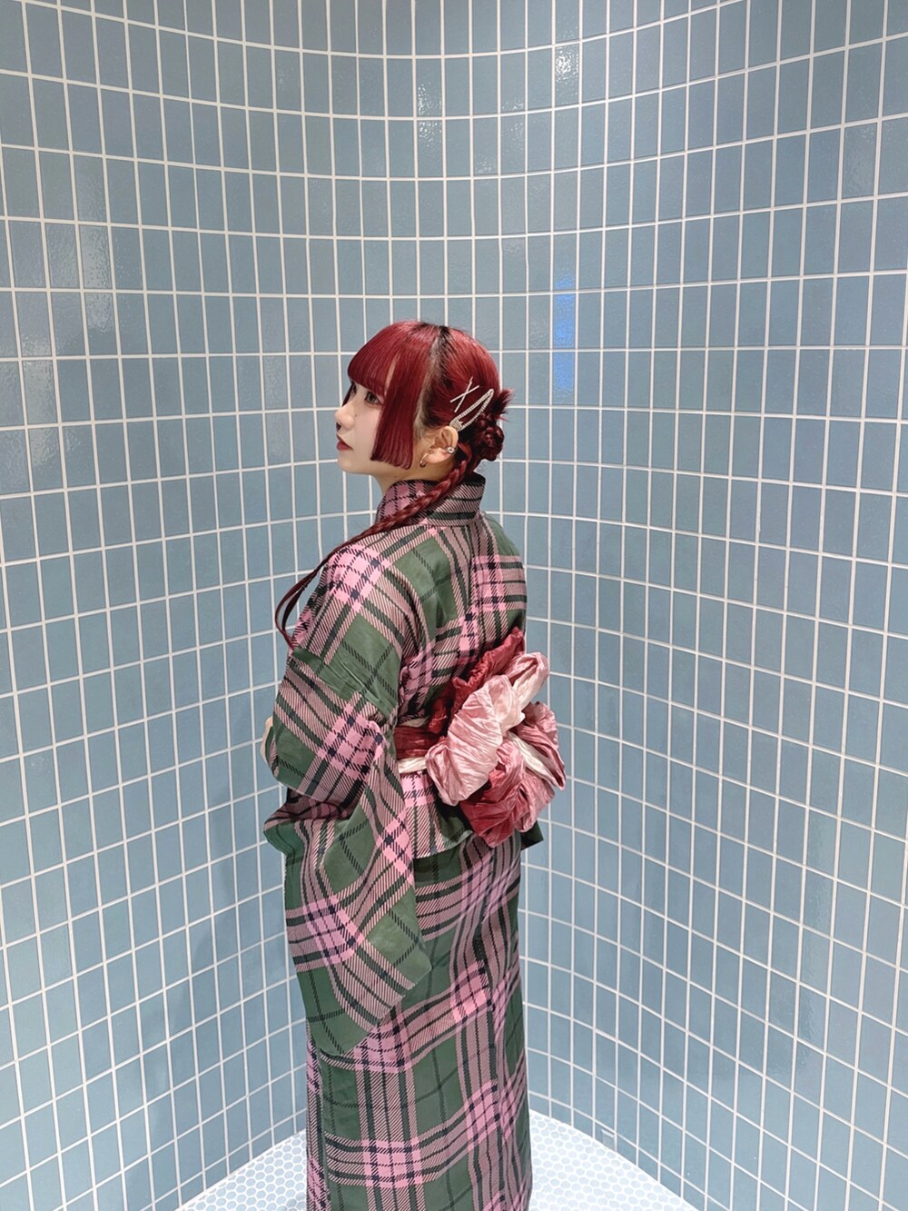 グリーン系の浴衣を着用したレディースの春コーディネートの3枚目の写真