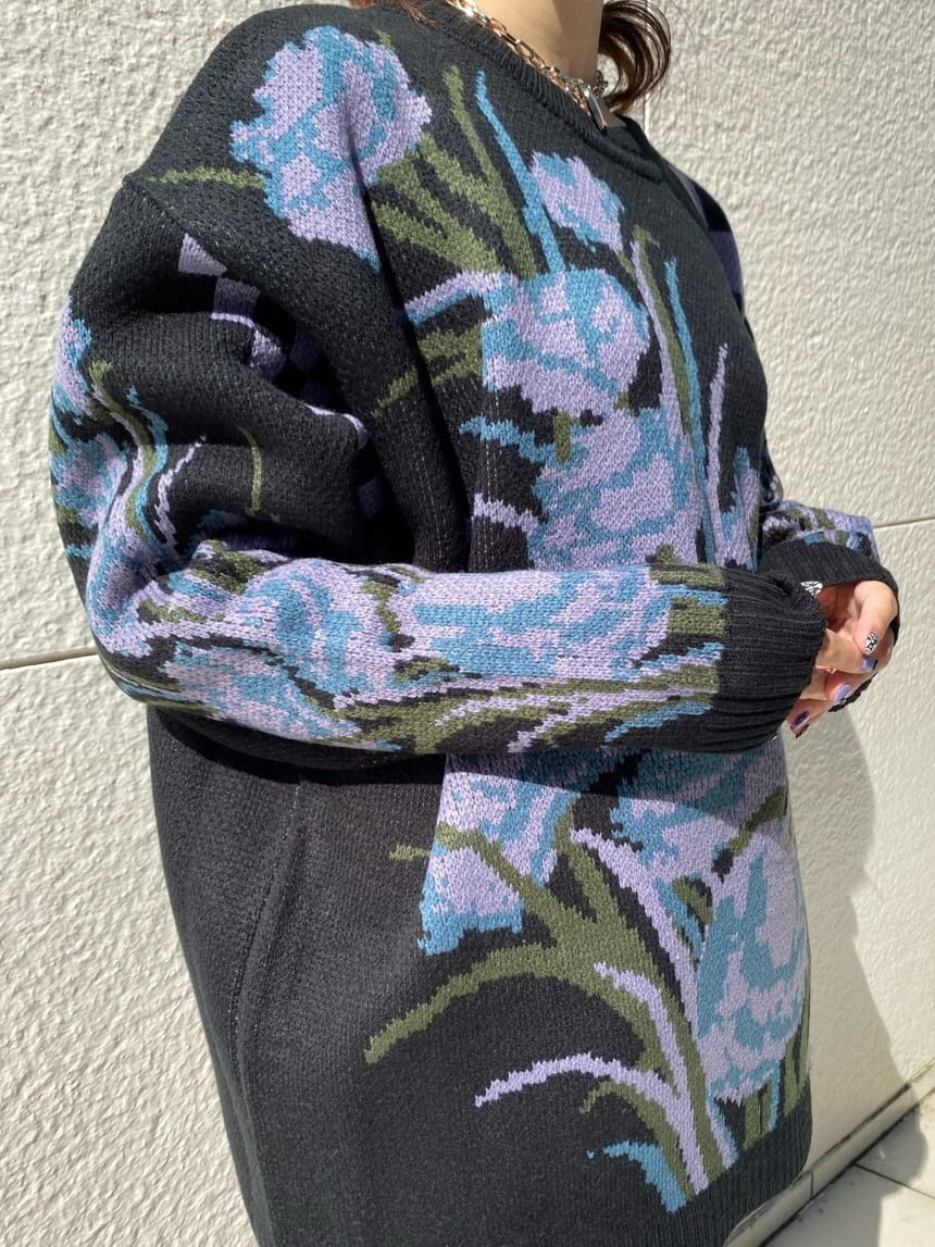 ブラック系のニット/セーターを着用したレディースの秋コーディネートの3枚目の写真