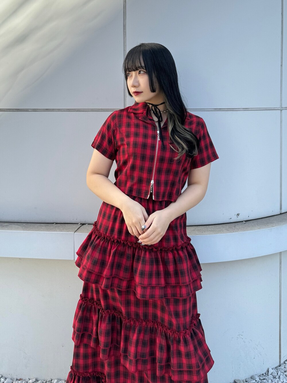 レッド系のシャツ/ブラウス、レッド系のスカートを着用したレディースの春コーディネートの4枚目の写真