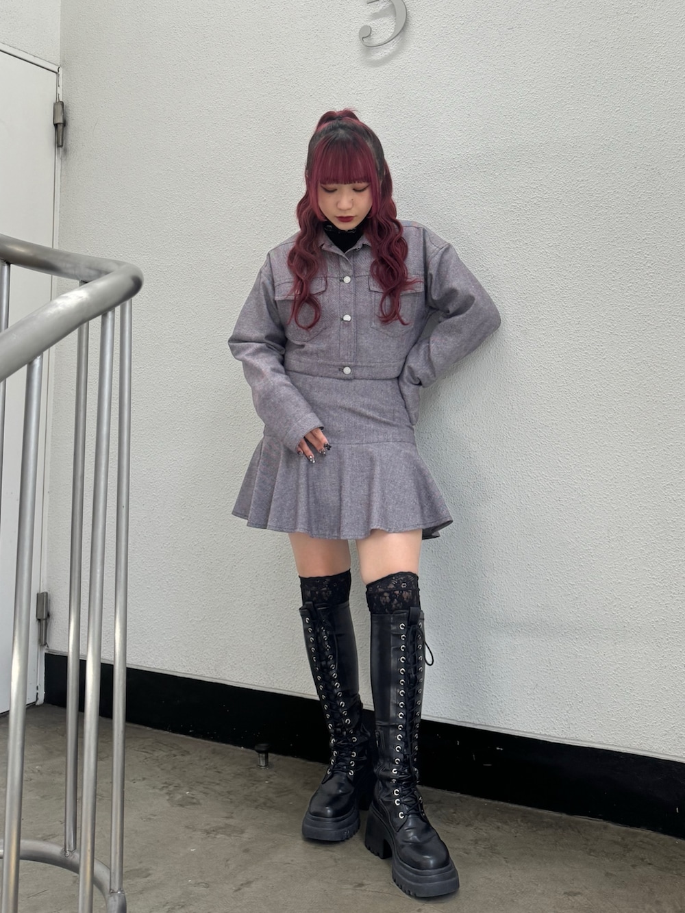 パープル系のワンピース、ブラック系のブーツを着用したレディースの秋コーディネートの3枚目の写真