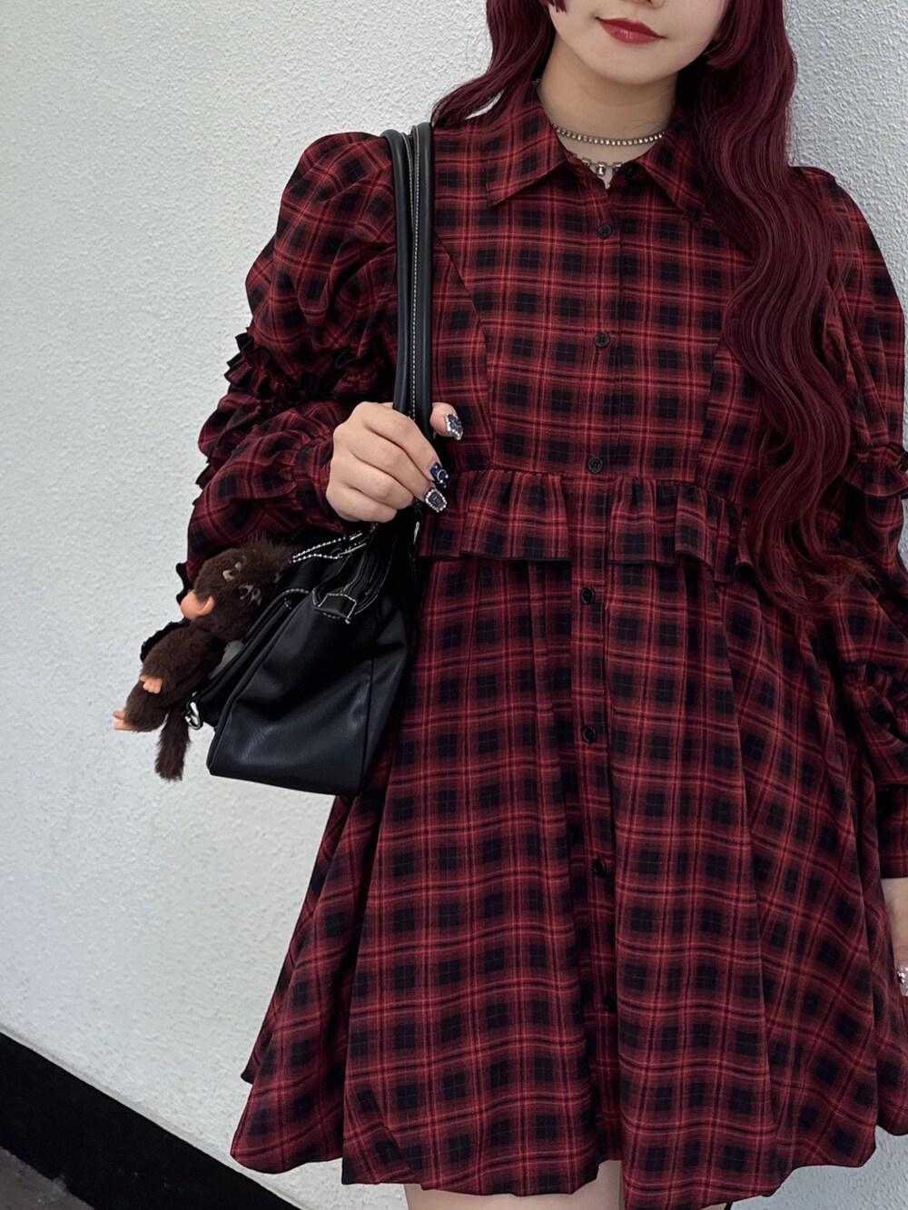 レッド系のワンピース、ブラウン系のキーホルダーを着用したレディースの秋コーディネートの3枚目の写真