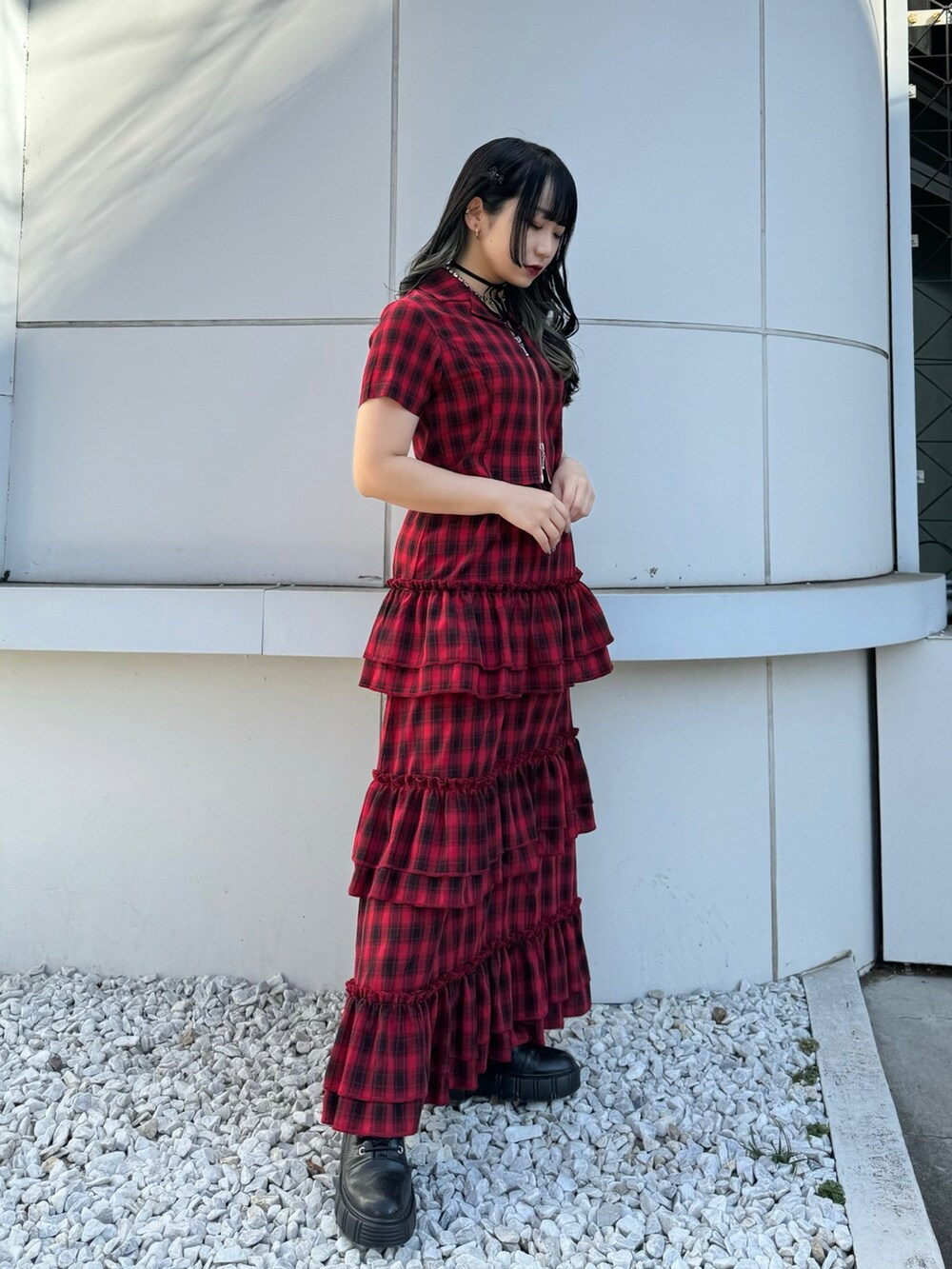 レッド系のシャツ/ブラウス、レッド系のスカートを着用したレディースの春コーディネートの2枚目の写真