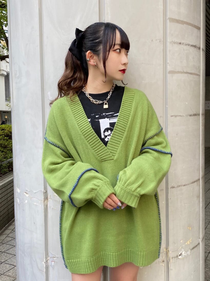 ブラック系のブーツ、グリーン系のニット/セーター、ブラック系のTシャツ/カットソーを着用したレディースの冬コーディネートの4枚目の写真