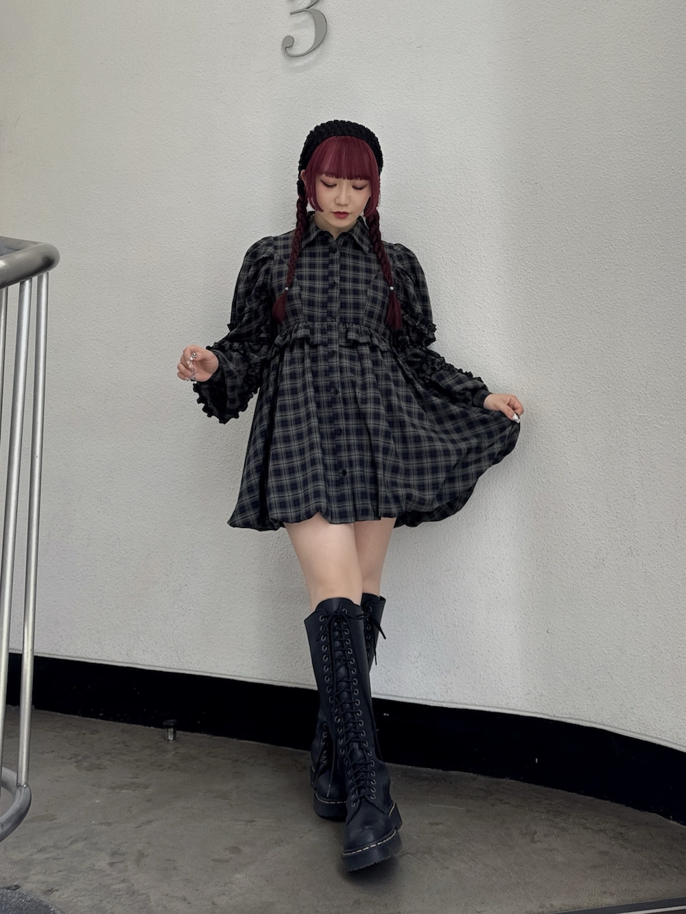 グリーン系のワンピースを着用したレディースの春コーディネートの2枚目の写真