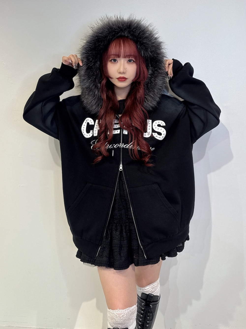 ブラック系のパーカー、ブラック系のワンピースを着用したレディースの秋コーディネートの2枚目の写真