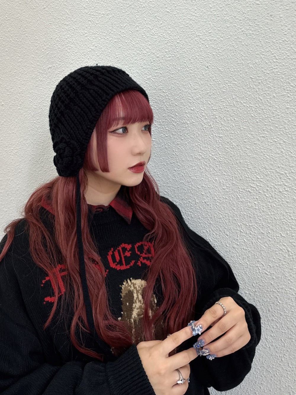 ブラック系のニット/セーター、レッド系のシャツ/ブラウス、ブラック系のニットキャップ/ビーニーを着用したレディースの夏コーディネートの5枚目の写真