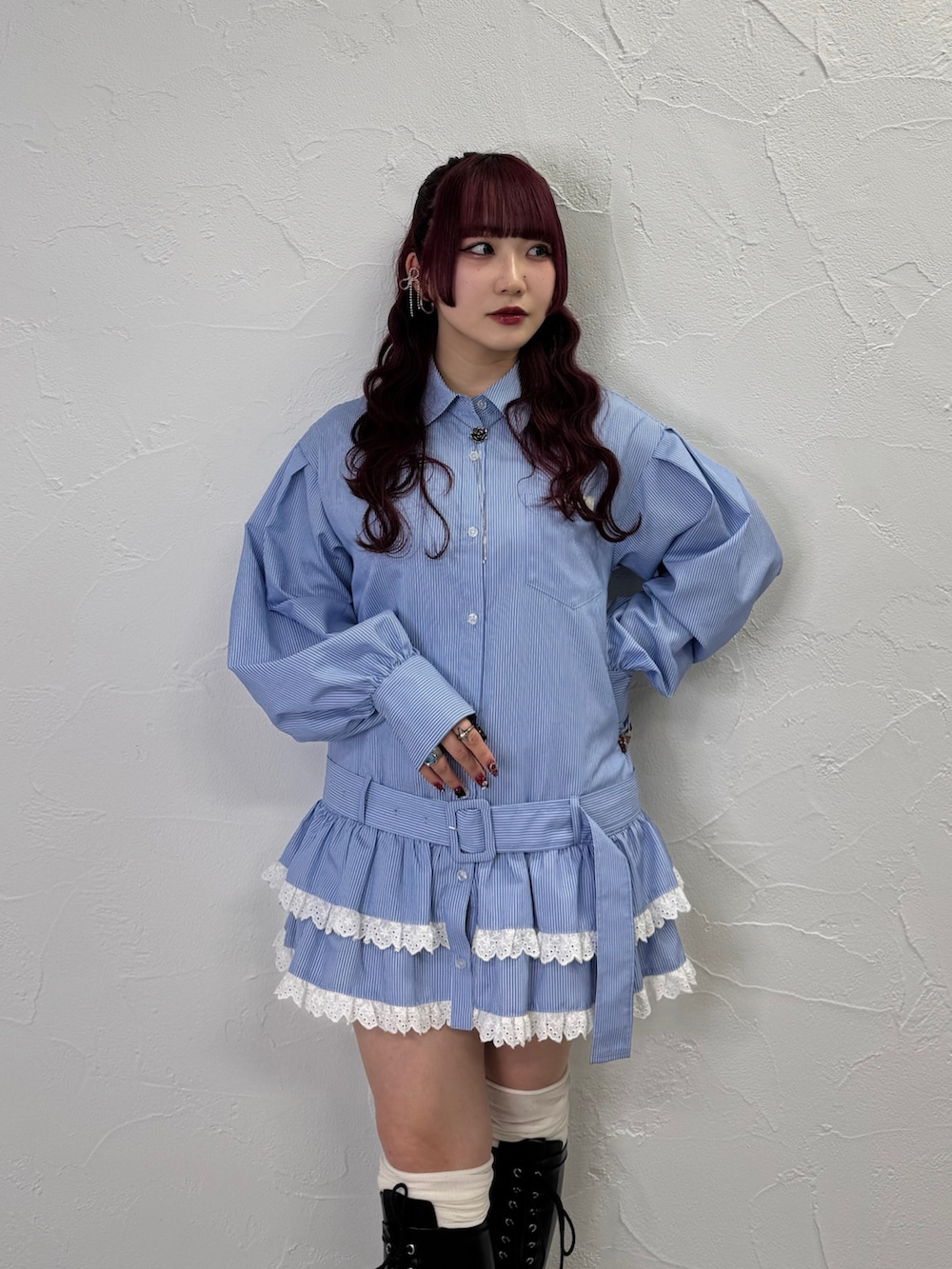 ブラック系のシャツ/ブラウス、ブルー系のシャツ/ブラウスを着用したレディースの冬コーディネートの2枚目の写真