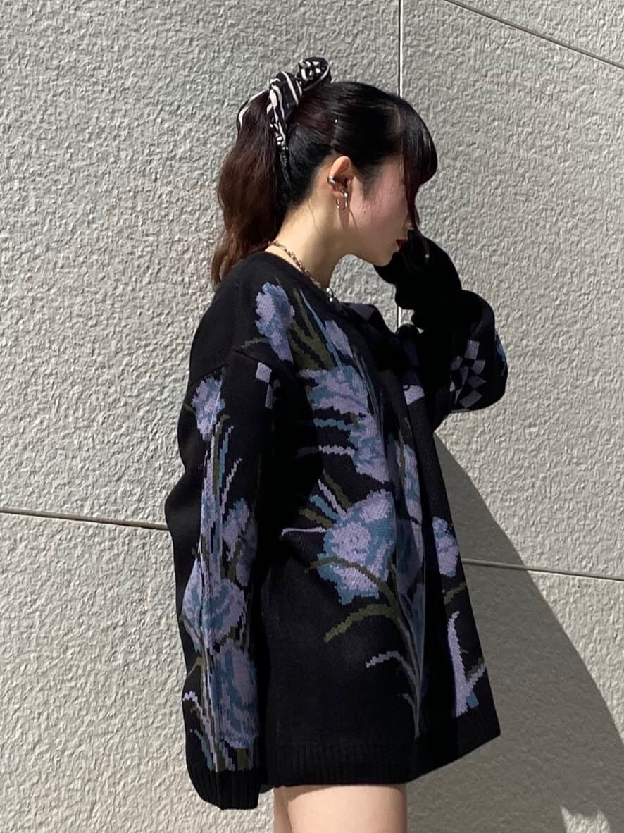 ブラック系のニット/セーターを着用したレディースの秋コーディネートの2枚目の写真