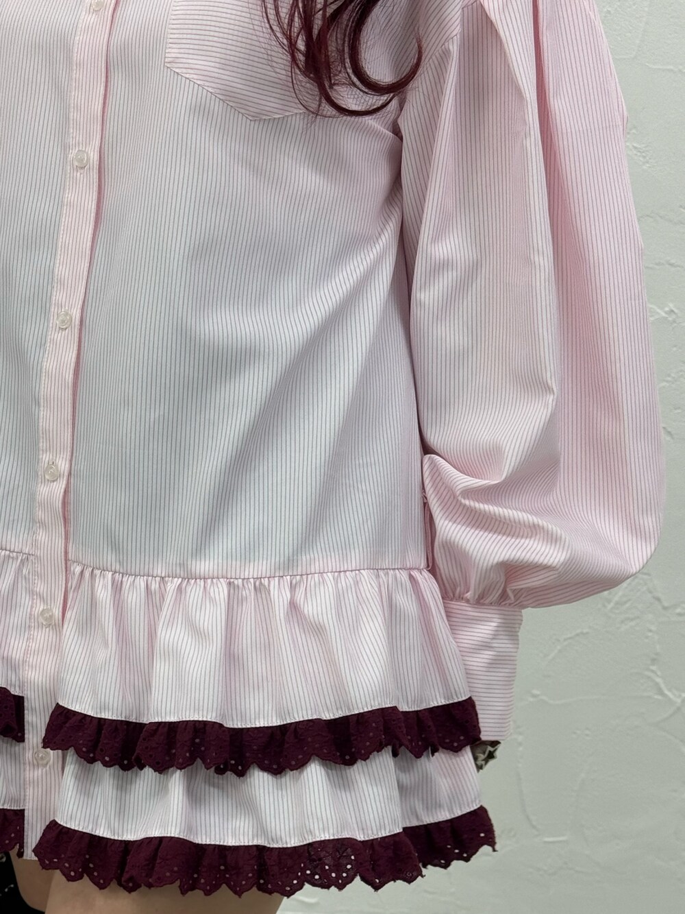 ピンク系のシャツ/ブラウス、ブラック系のボストンバッグ、ブラック系のブーツを着用したレディースの秋コーディネートの5枚目の写真