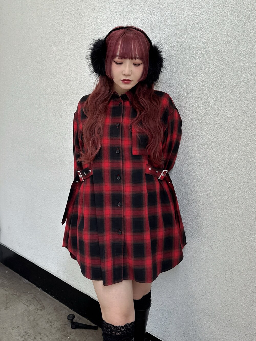 レッド系のシャツ/ブラウス、ブラック系のブーツを着用したレディースの夏コーディネートの2枚目の写真