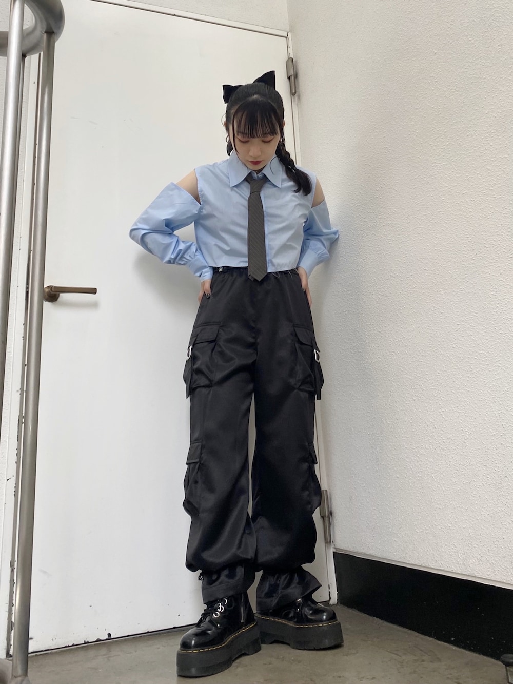 ブラック系のカーゴパンツ、ブルー系のシャツ/ブラウス、シルバー系のベルトを着用したレディースの夏コーディネートの2枚目の写真