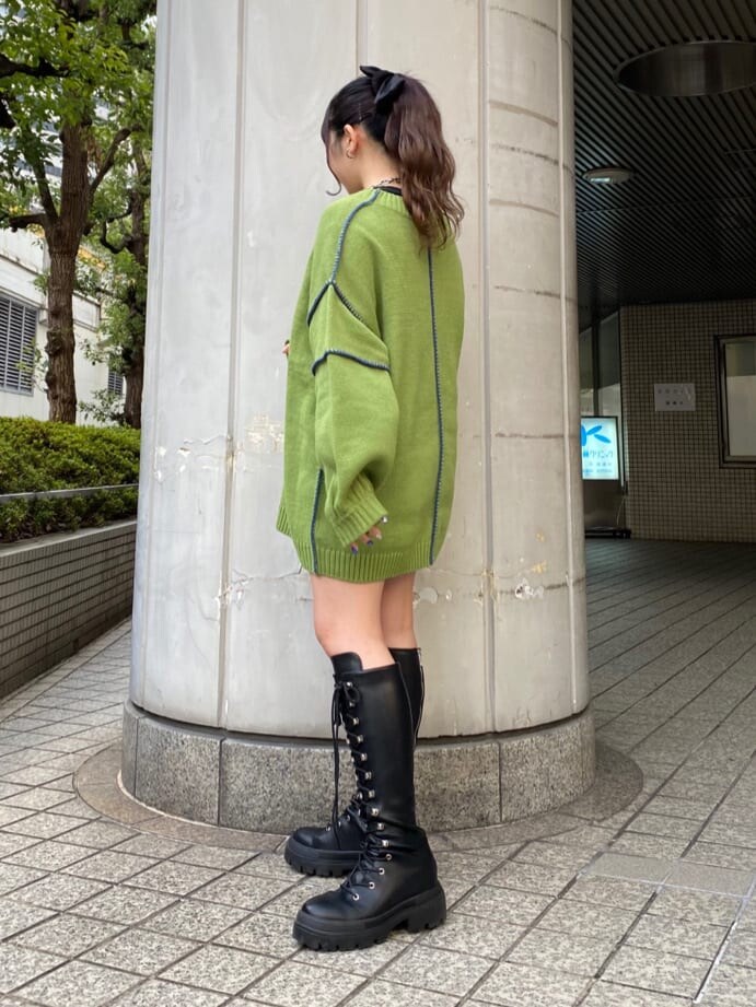 ブラック系のブーツ、グリーン系のニット/セーター、ブラック系のTシャツ/カットソーを着用したレディースの冬コーディネートの3枚目の写真