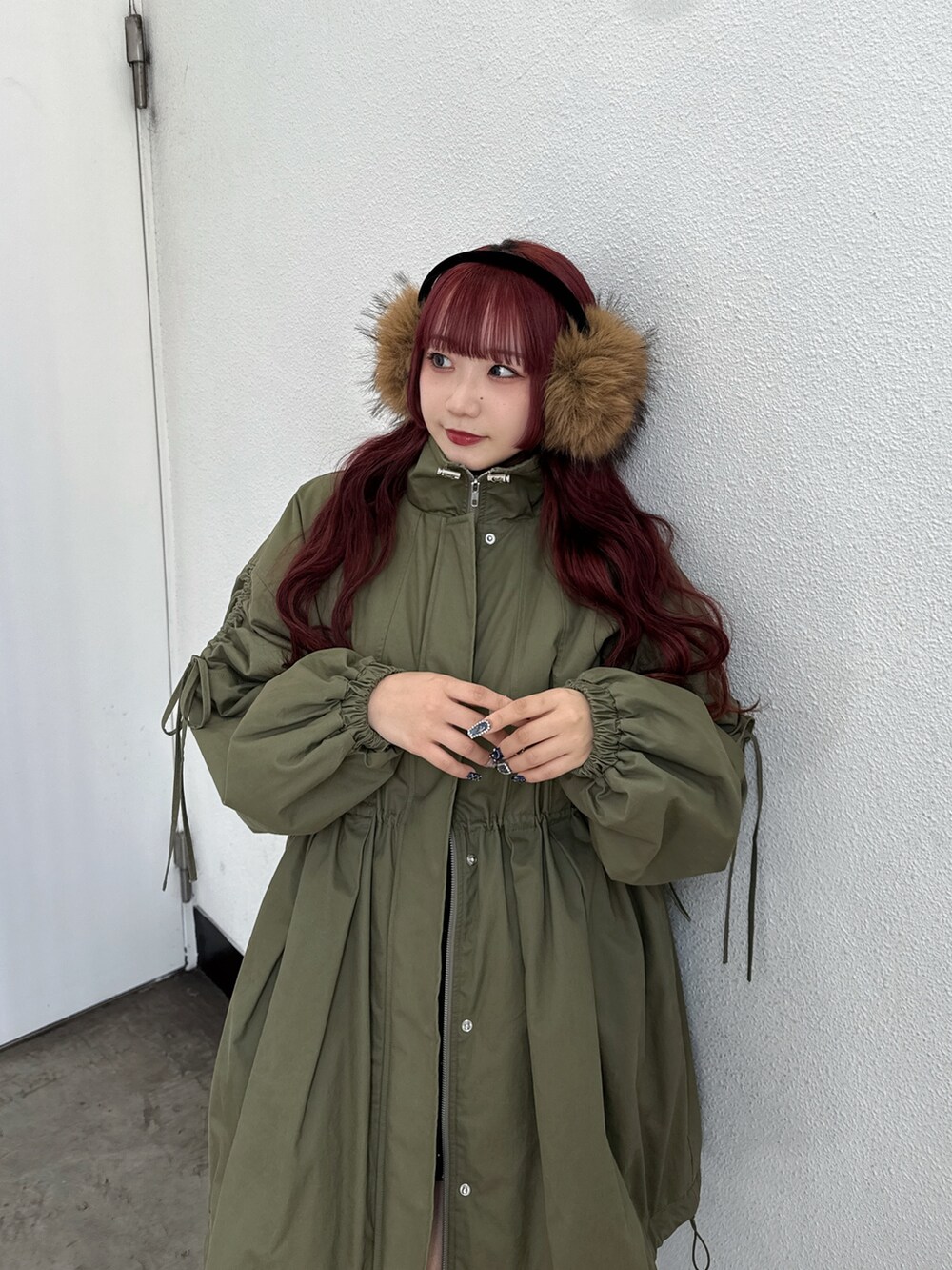 ベージュ系のモッズコート、ベージュ系のイヤーマフを着用したレディースの秋コーディネートの3枚目の写真