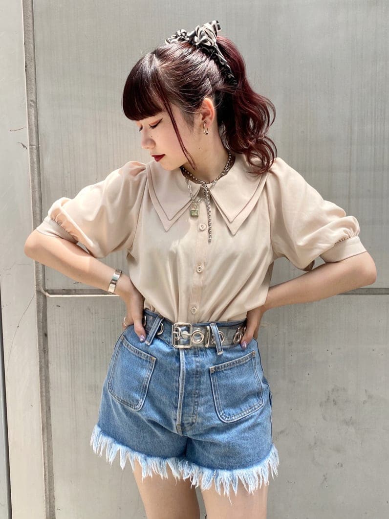 ホワイト系のシャツ/ブラウス、ブルー系のデニムパンツを着用したレディースの夏コーディネートの2枚目の写真