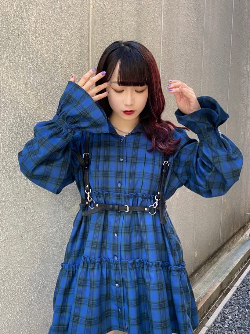 その他のシャツ/ブラウス、ブラック系のベルトを着用したレディースの秋コーディネートの2枚目の写真