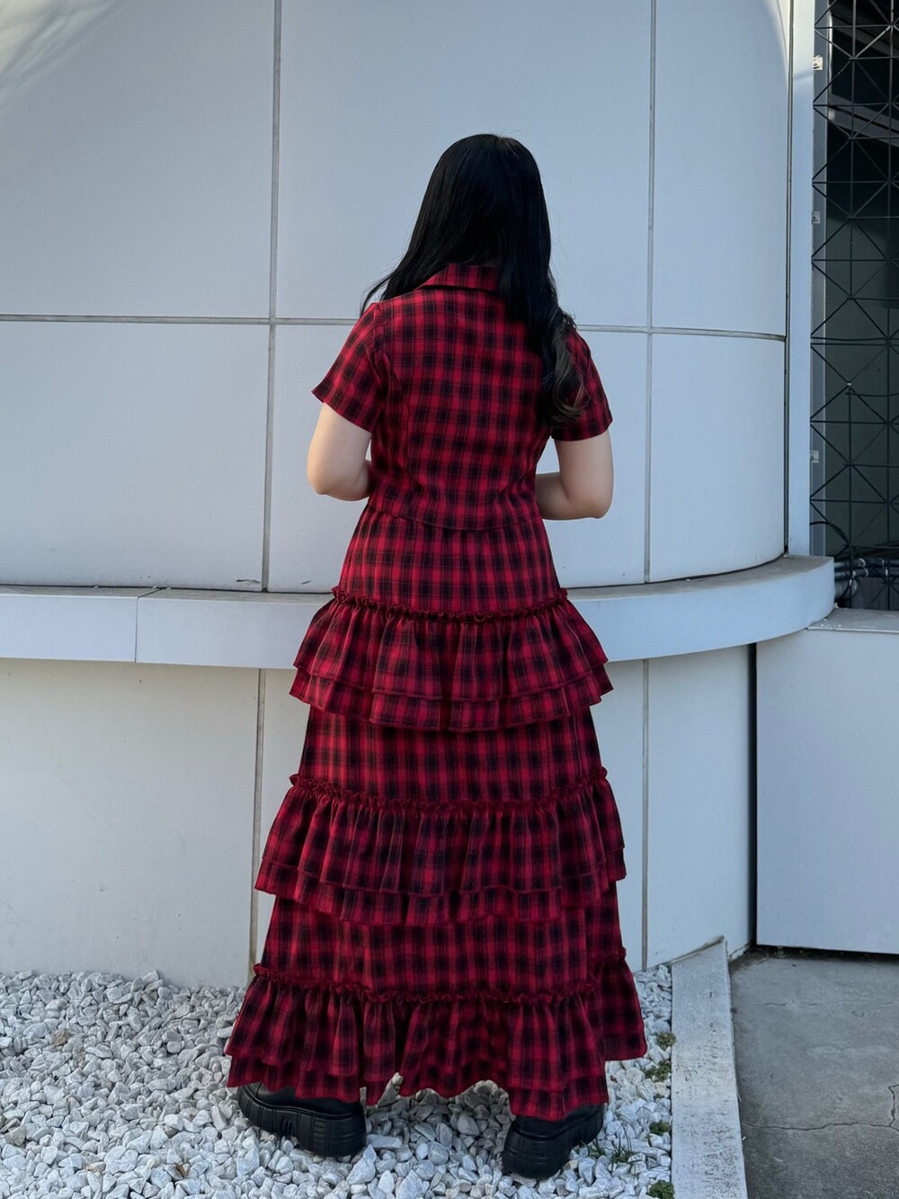 レッド系のシャツ/ブラウス、レッド系のスカートを着用したレディースの春コーディネートの3枚目の写真