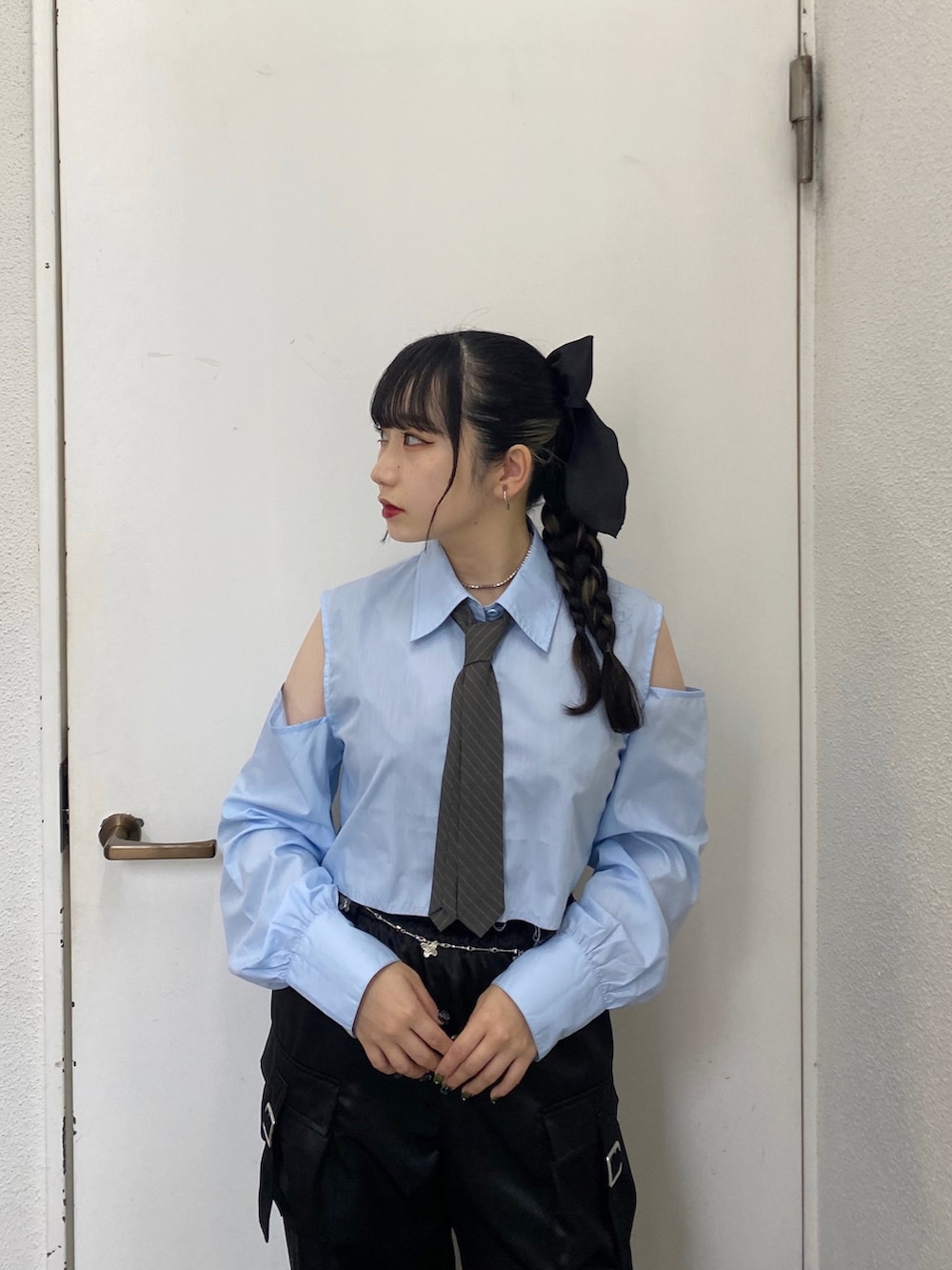 ブラック系のカーゴパンツ、ブルー系のシャツ/ブラウス、シルバー系のベルトを着用したレディースの夏コーディネートの5枚目の写真