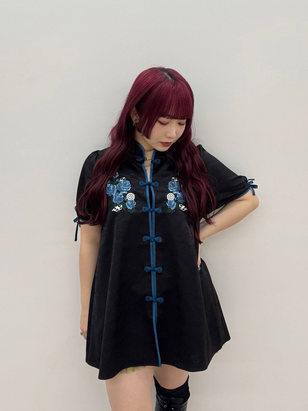 ブラック系のシャツ/ブラウス、グリーン系のその他パンツを着用したレディースの春コーディネートの4枚目の写真