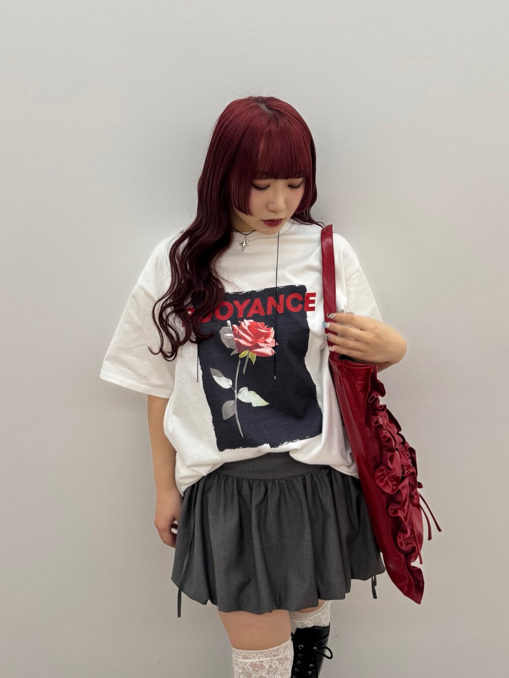 ホワイト系のTシャツ/カットソー、グレー系のスカート、レッド系のトートバッグを着用したレディースの春コーディネートの3枚目の写真