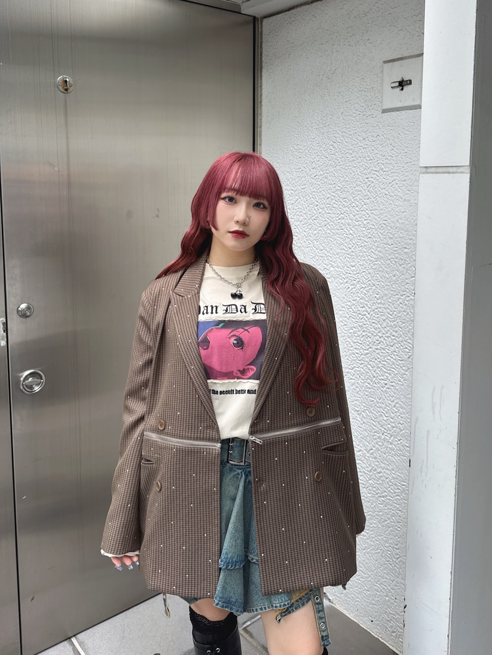 ホワイト系のTシャツ/カットソー、ブラウン系のテーラードジャケット、ブルー系のデニムスカートを着用したレディースの夏コーディネートの3枚目の写真