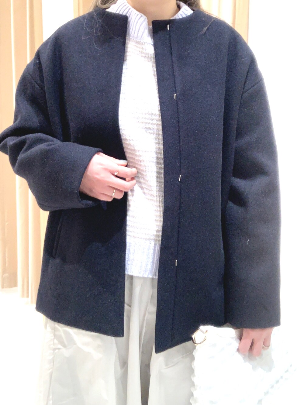 「Techichi TERRASSE、テチチテラス、ノーカラーコート、ニット、タフタスカート、ポップコーンバッグ、ローファー、おしゃれさんと繋がりたい、きれいめコーディネート、冬コーデ」|「Te chichi TERRASSEのノーカラーショートコート(その他アウター、ブルー系)」を使った、kloopさん(レディース・162cm)の冬コーディネートの3枚目の写真