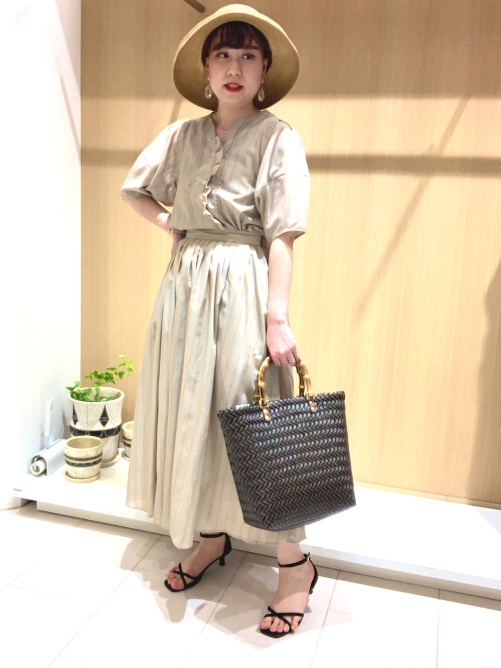 「大人カジュアル、テチチ(Te chichi)、テチチ、ブラウス、フレアスカート、ハンドバッグ、サンダル、春夏コーデ、休日コーデ、キレイめ、骨格ウェーブ、高身長女子」｜「Te chichiのストライプコクーンスリーブフリルブラウス（シャツ/ブラウス、ブラウン系）」を使った、kloopさん（レディース・162cm）の春コーディネートの2枚目の写真