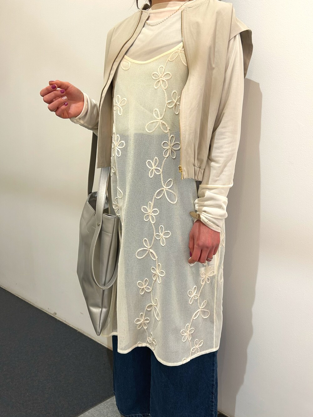 「休日コーデ、シアートップス、ホワイトコーデ、ショルダーバッグ、パンプス、デニム、レイヤードスタイル、春服コーデ、高身長女子、キレイめ、Techichi TERRASSE」|「Te chichi TERRASSEのレイヤードセットロングTシャツ《2025spring catalog item》(Tシャツ/カットソー、ホワイト系)」を使った、kloopさん(レディース・162cm)の春コーディネートの3枚目の写真